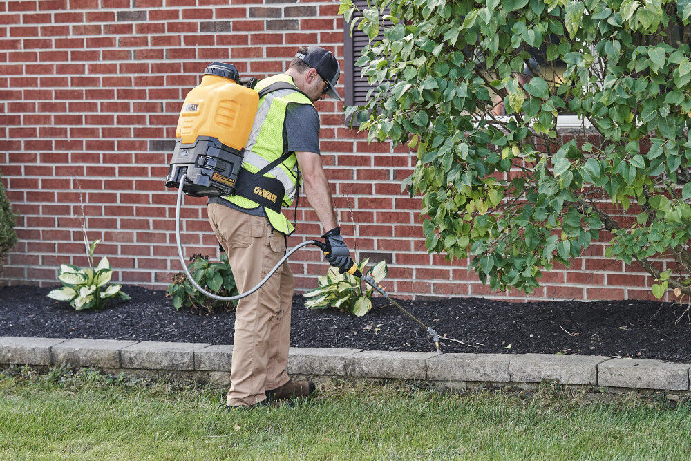 DEWALT 20V MAX Cordless Backpack Sprayer – 4 Gallon Kit with 2Ah Battery & Charger, DXSP190681